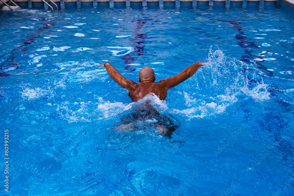 Man swimming  in swimming pool.