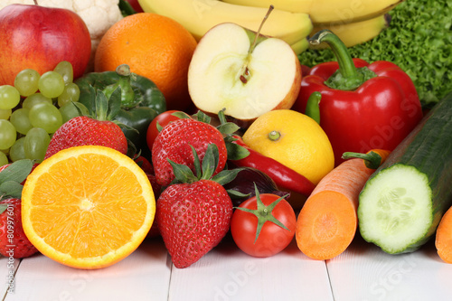 Obst, Früchte und Gemüse wie Orangen, Apfel, Tomate