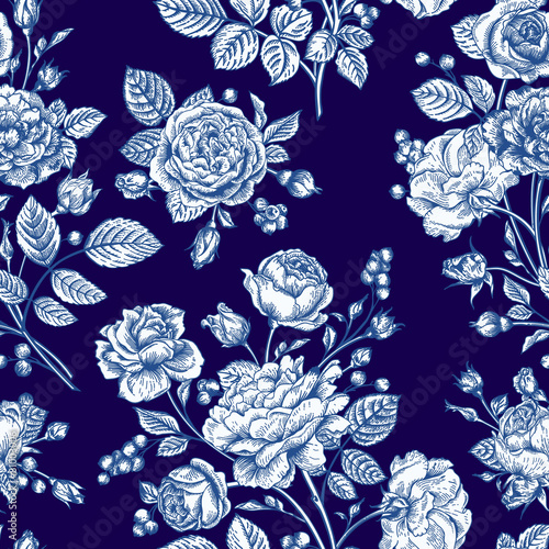 Seamless pattern wit roses.