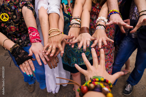 Photo Many hands in bracelets with bright manicure