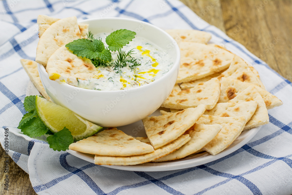 Fotografie Sauce with yogurt and cucumber for starter