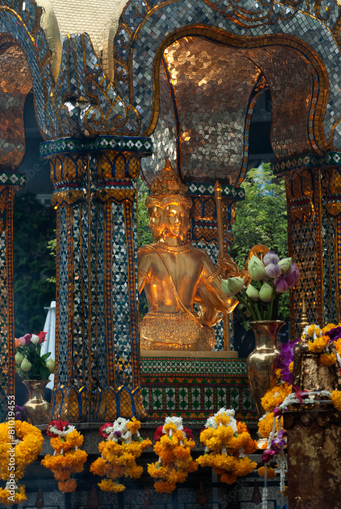 Obraz premium The shrine of the four-faced Brahma (Phra Phrom) in Thailand.