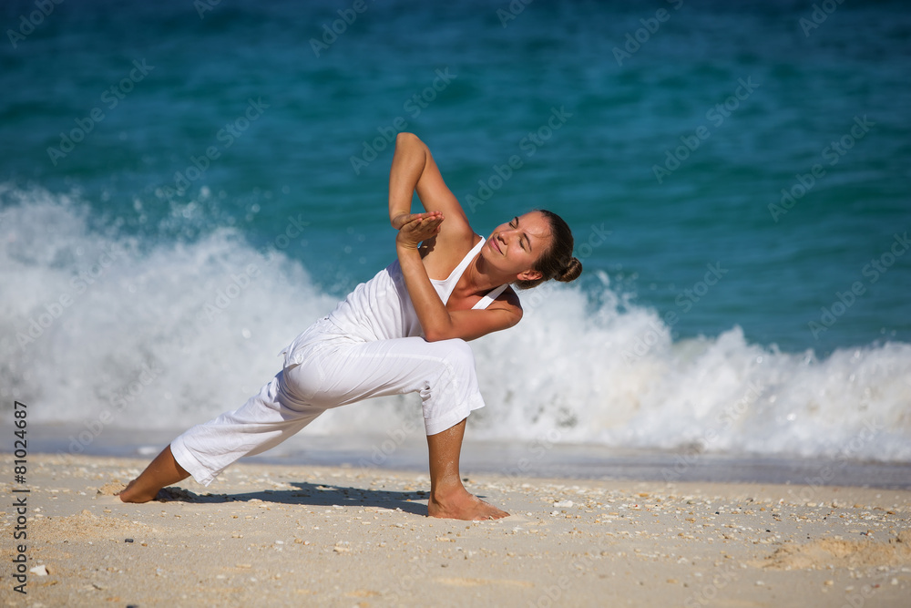 Caucasian woman practicing yoga at seashore - obrazy, fototapety, plakaty 