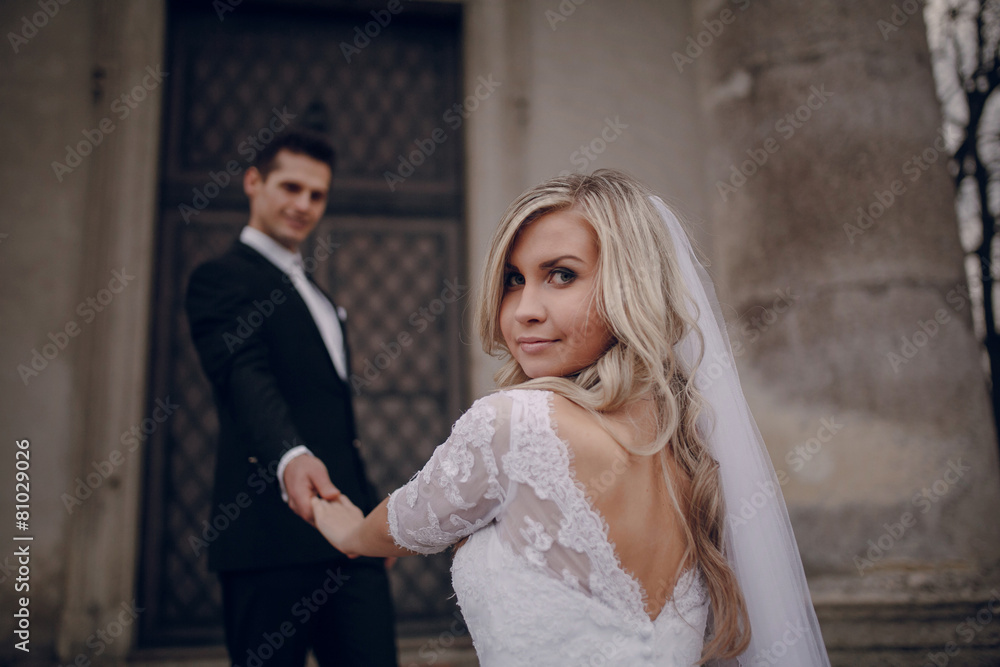 Naklejka premium bride walking in golden autumn nature