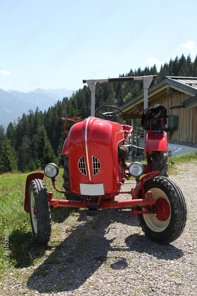 Naklejka premium Oldtimer Traktor in den Bergen