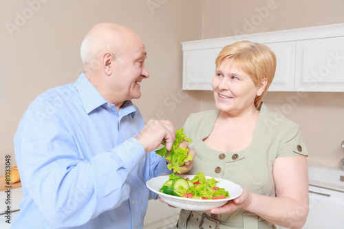Couple holds a plate with salad © zinkevych