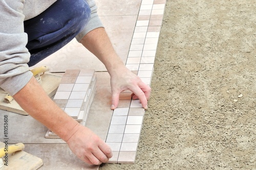 Poser une frise au milieu du carrelage