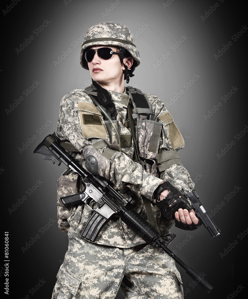 US soldier holding gun US soldier holding gun