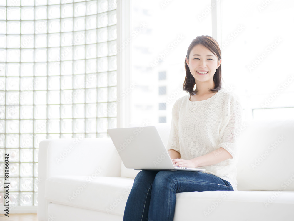 ノートパソコンを使う若い女性 ノートパソコンを使う若い女性