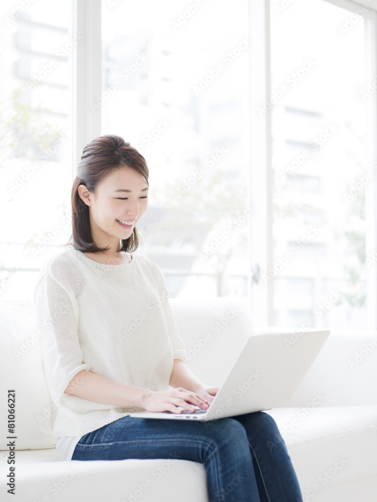 ノートパソコンを使う若い女性 ノートパソコンを使う若い女性
