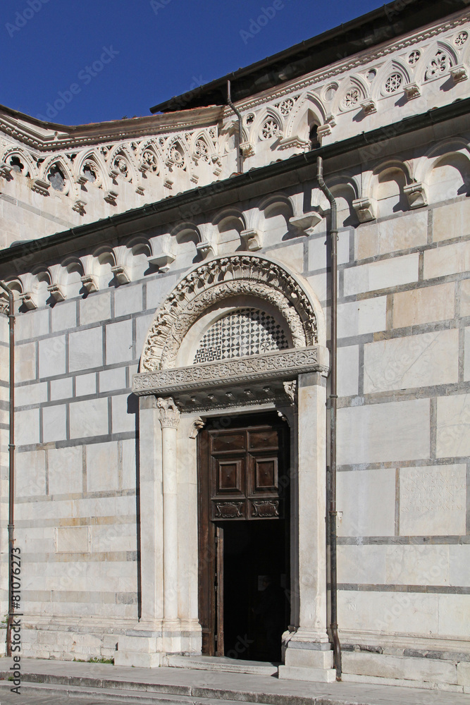 Duomo di Carrara; portale meridionale