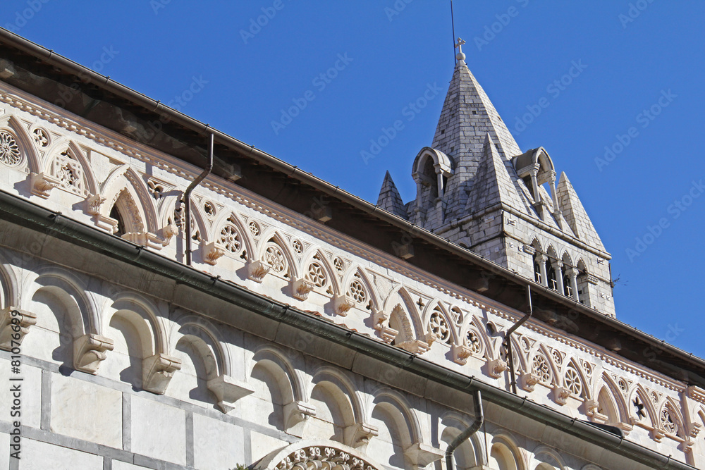 Fototapeta premium Duomo di Carrara; lato sud e campanile