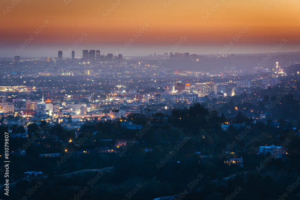 Obraz premium View of Hollywood at sunset, from Griffith Observatory, in Griff