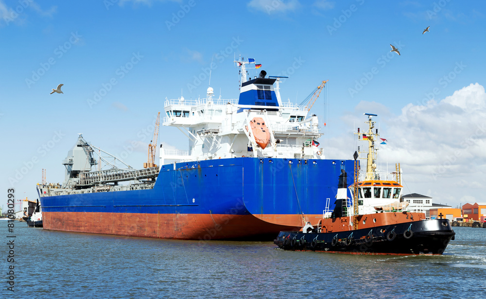 Frachtschiff dockt aus Frachtschiff dockt aus