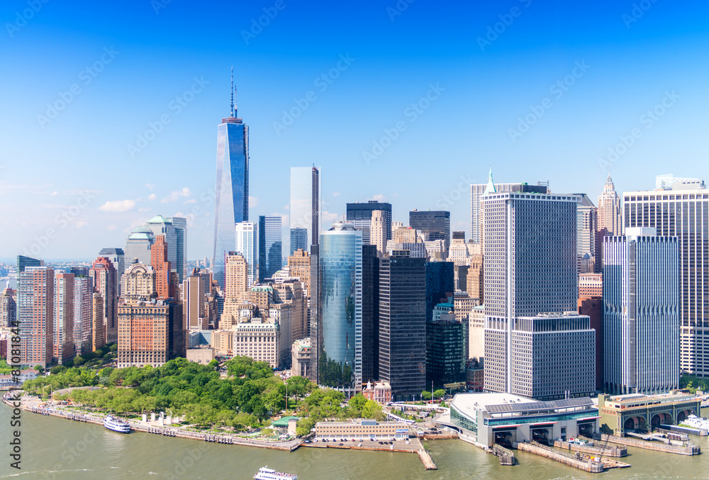 Naklejka premium Aerial skyline of Lower Manhattan on a beautiful sunny day