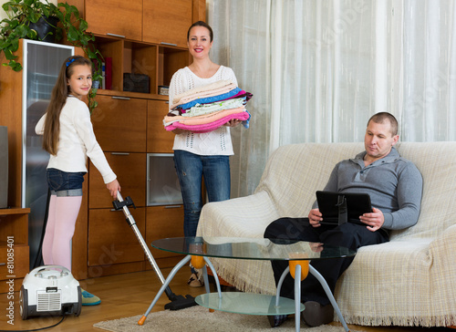 Canvas Print Daughter helping mother to clean