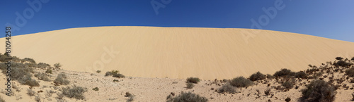 mur de sable en progession dans le désert de fuerteventura photo