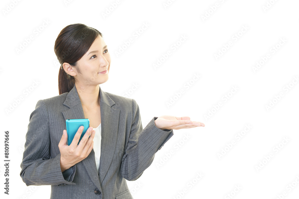 スマートフォンを持つOL