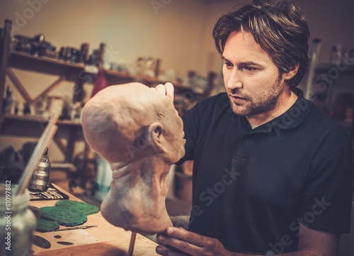 Foto Man working in a prosthetic special fx workshop