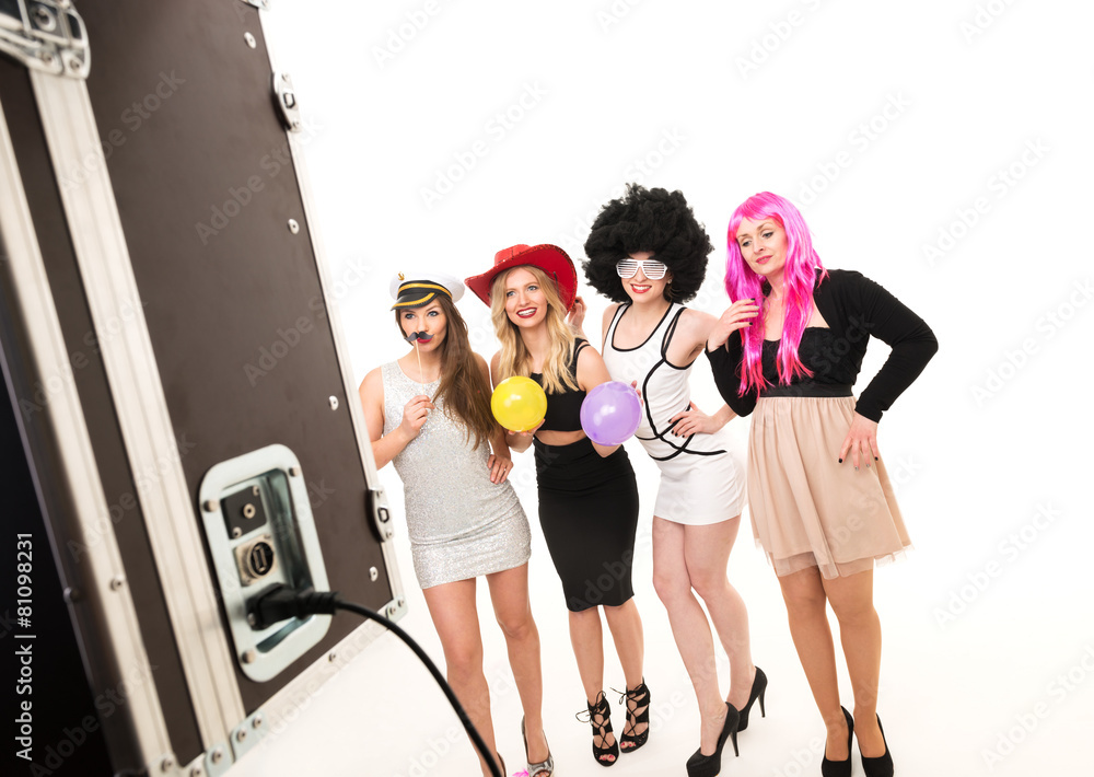 Fototapeta premium Frauen machen Foto vor Photobooth