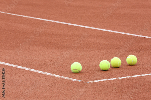 tennis balls on the court © AlexZlat