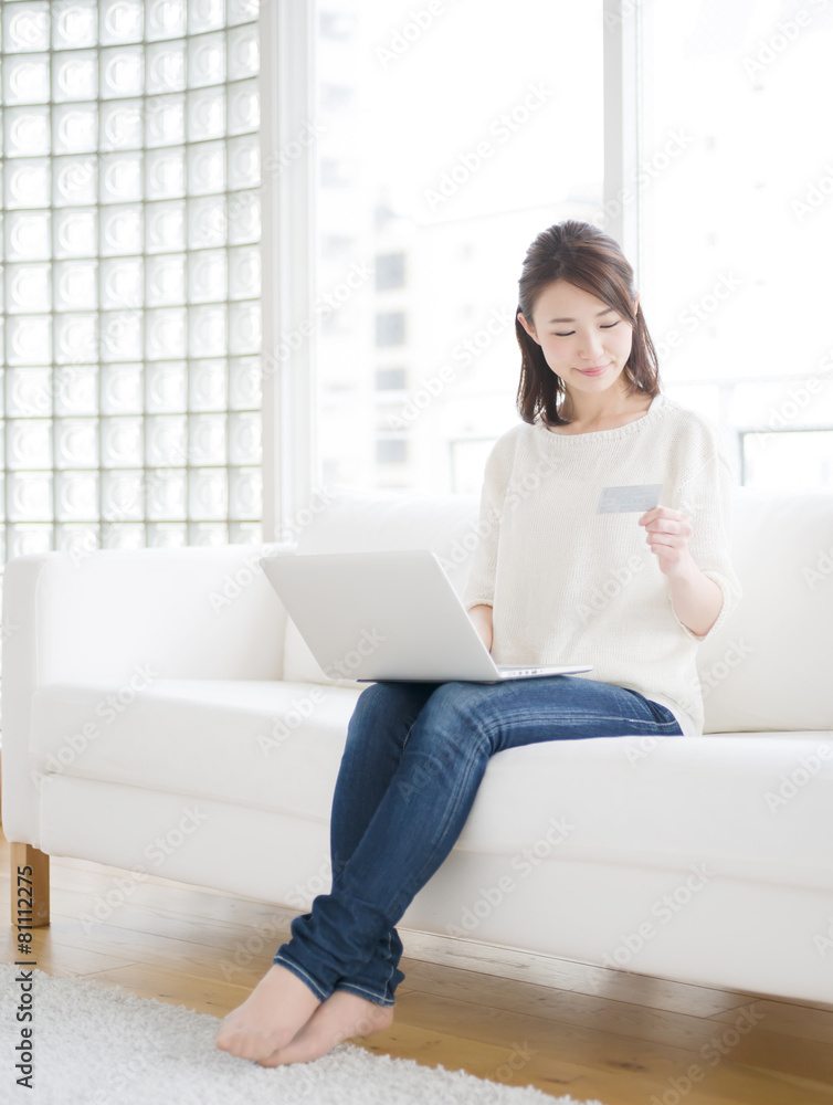 ネットショッピング・若い女性 ネットショッピング・若い女性