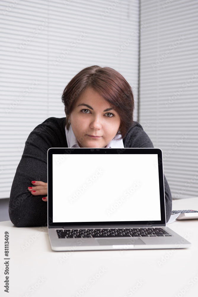 businesswoman presenting something on a laptop businesswoman presenting something on a laptop