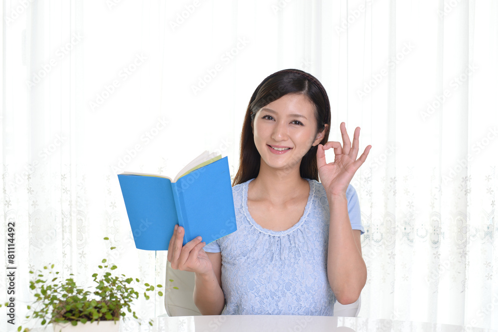 本を読む女性