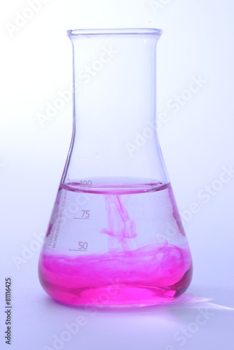 Chemische Reaktion mit magentafarbener Wolke