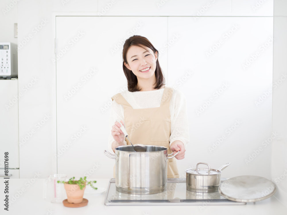料理する若い女性 料理する若い女性