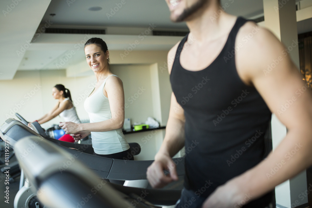 Obraz premium Young woman in the gym