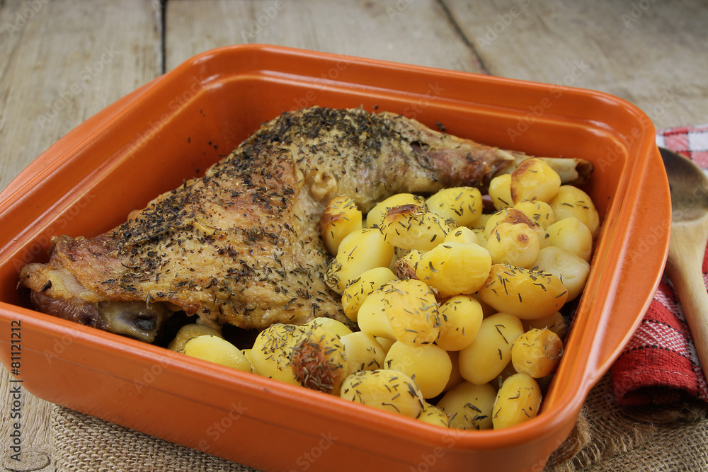 cuisse de dinde et pommes de terre Stock Photo | Adobe Stock
