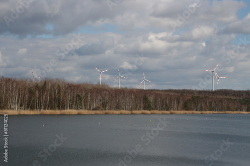 Windräder an einem See