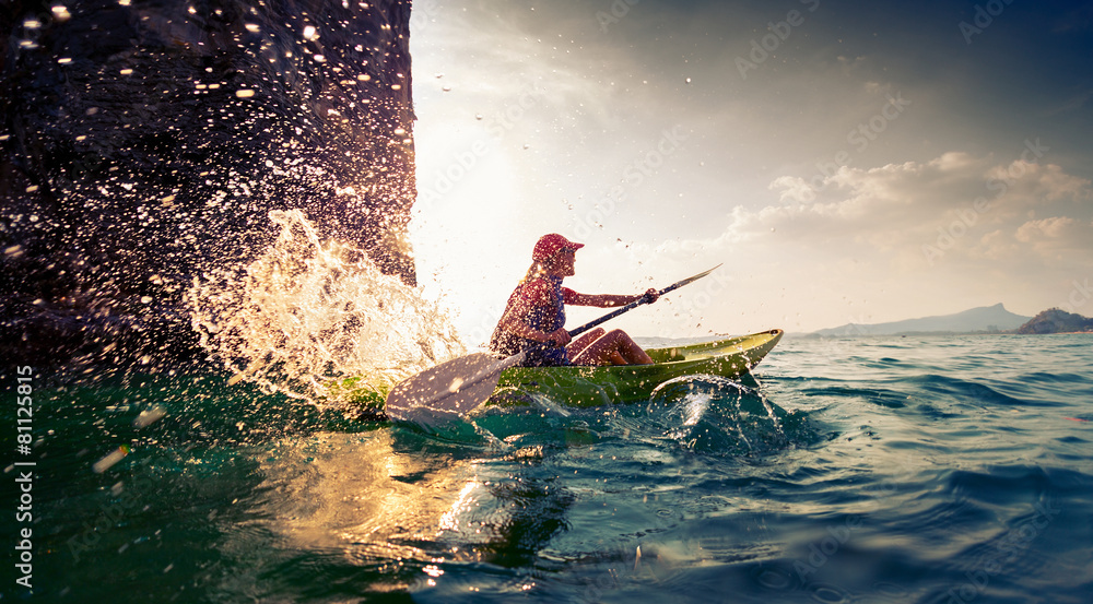 Woman with the kayak - obrazy, fototapety, plakaty 