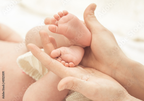 Baby feet in mother hands © Kirill Grekov