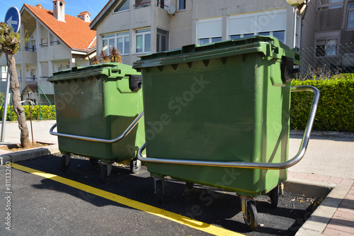 contenedores de basura en la calle © uzkiland
