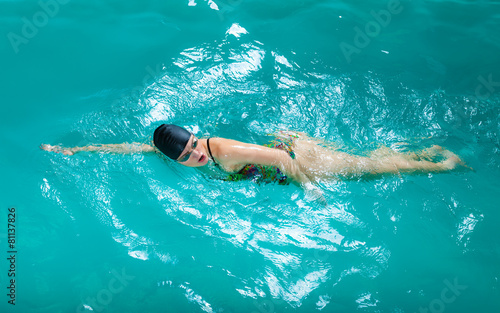 Swimming woman in pool.