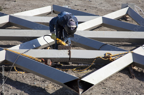 Cortando y puliendo estructuras metálicas