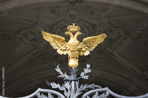 Двуглавый орел на решетке Зимнего дворца. Санкт-Петербург