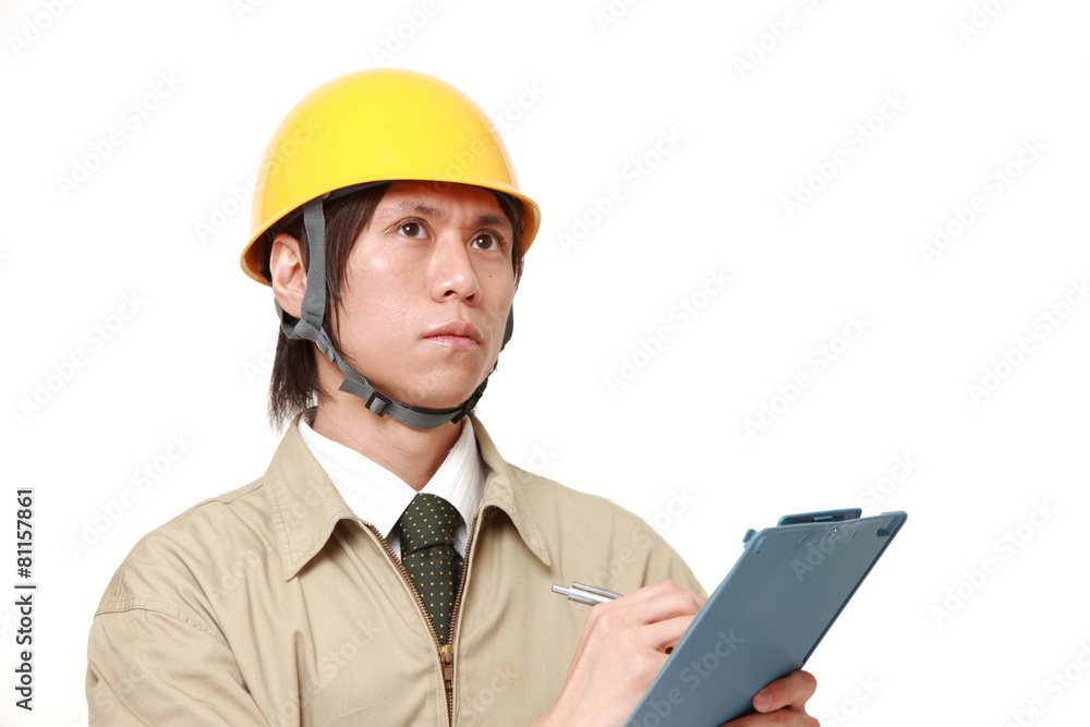 チェックをする作業員 チェックをする作業員