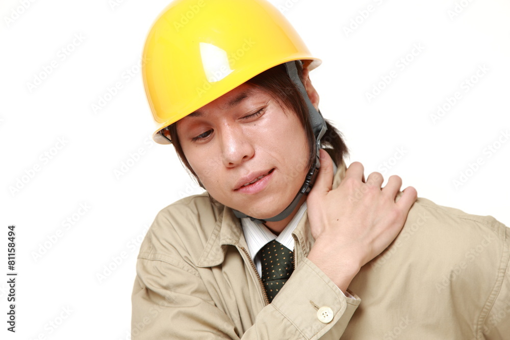 肩凝りに苦しむ作業員