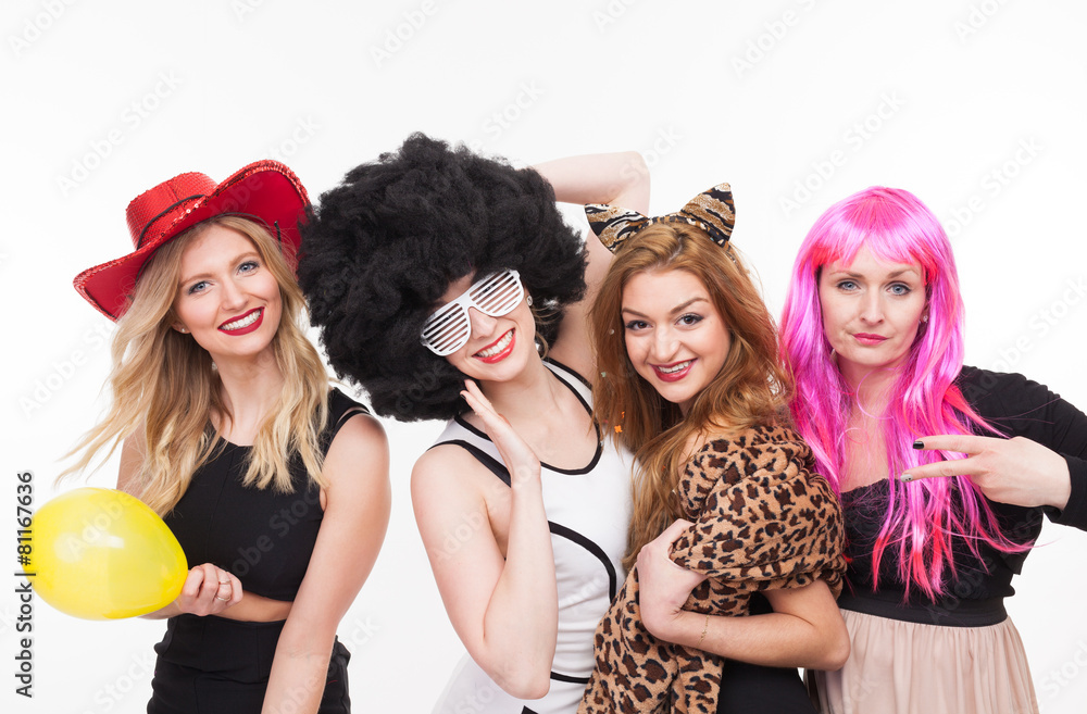 Frauen machen Foto vor Photobooth Frauen machen Foto vor Photobooth