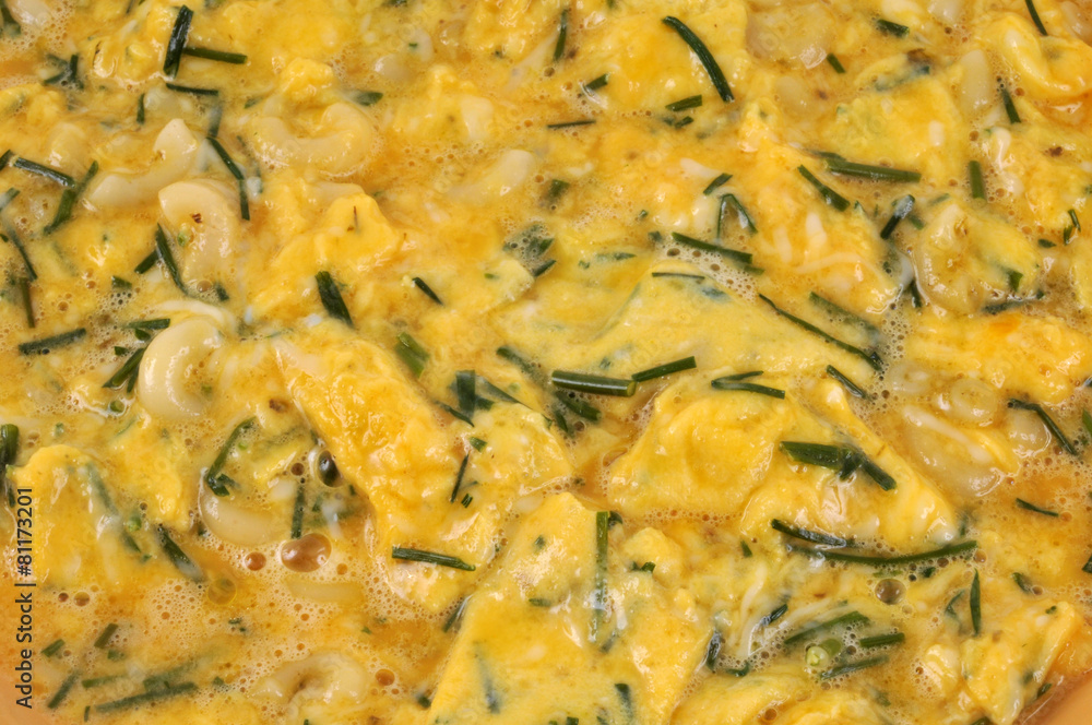 Gros plan sur une omelette aux fines herbes Gros plan sur une omelette aux fines herbes