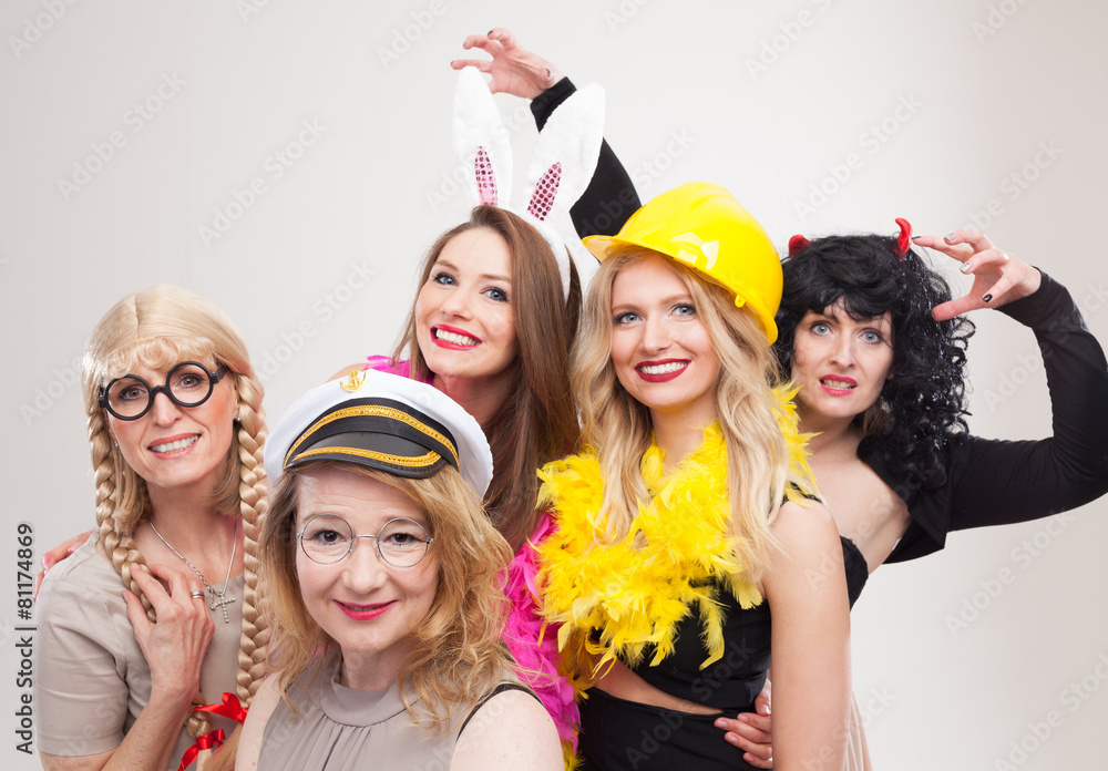 Fototapeta premium Frauen machen Foto vor Photobooth