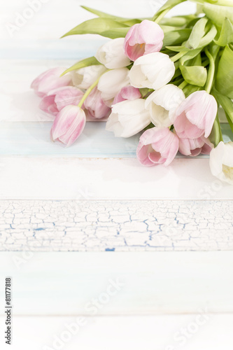 Fototapeta Naklejka Na Ścianę i Meble -  Tulpenstrauß rosa und weiss auf einem Holztisch