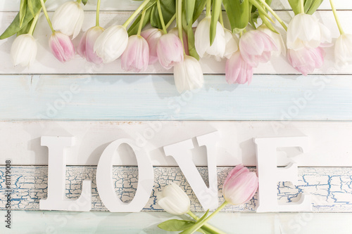 Fototapeta Naklejka Na Ścianę i Meble -  Buchstaben LOVE mit Tulpen von oben