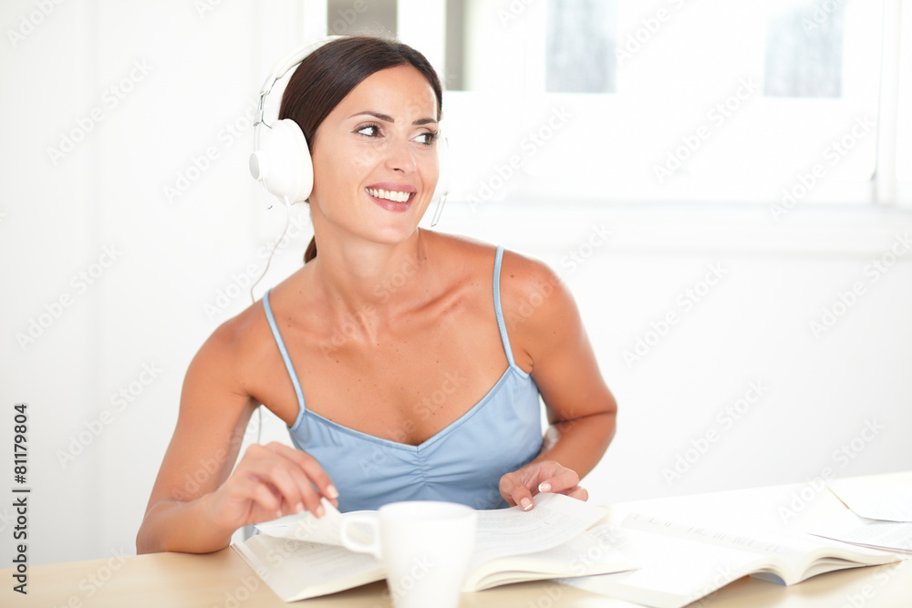 Obraz premium Pretty woman with headphones listening to music