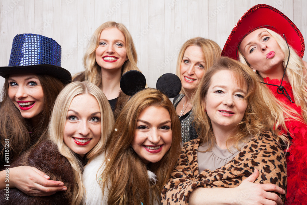 Frauen machen Foto vor Photobooth Frauen machen Foto vor Photobooth