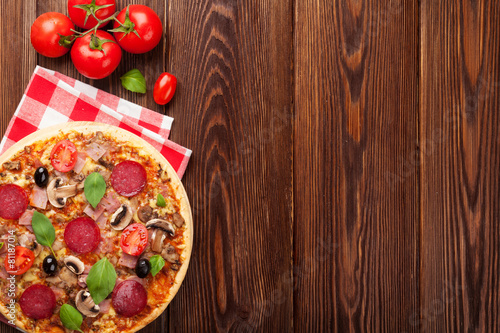 Fototapeta Naklejka Na Ścianę i Meble -  Italian pizza with pepperoni