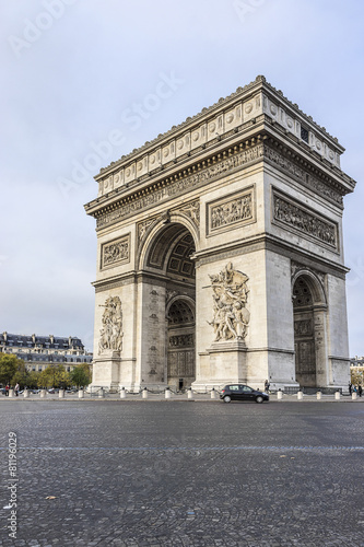 Arc de Triomphe de l'Etoile on Charles de Gaulle Place, Paris © dbrnjhrj
